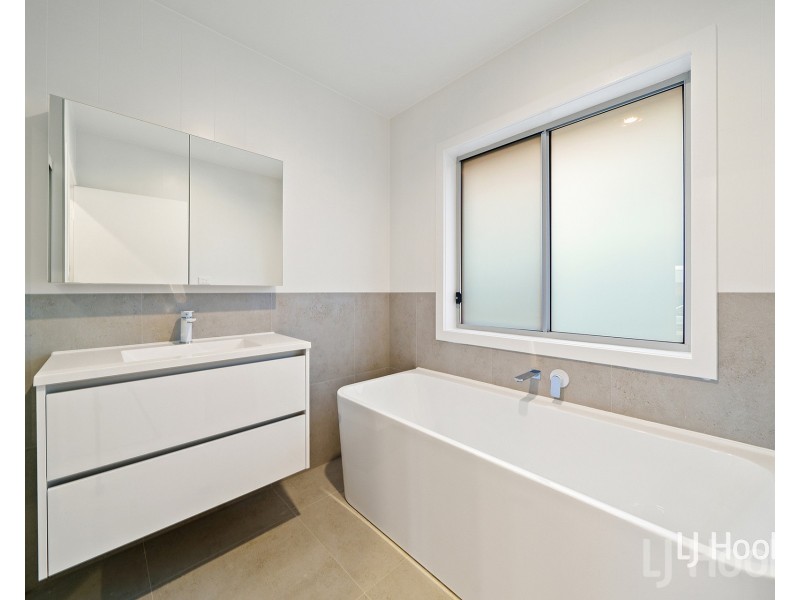 16 Rosa Street, Googong NSW 2620