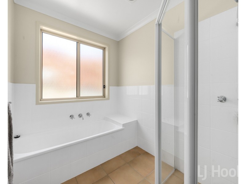 11 Magnolia Close, Jerrabomberra NSW 2619