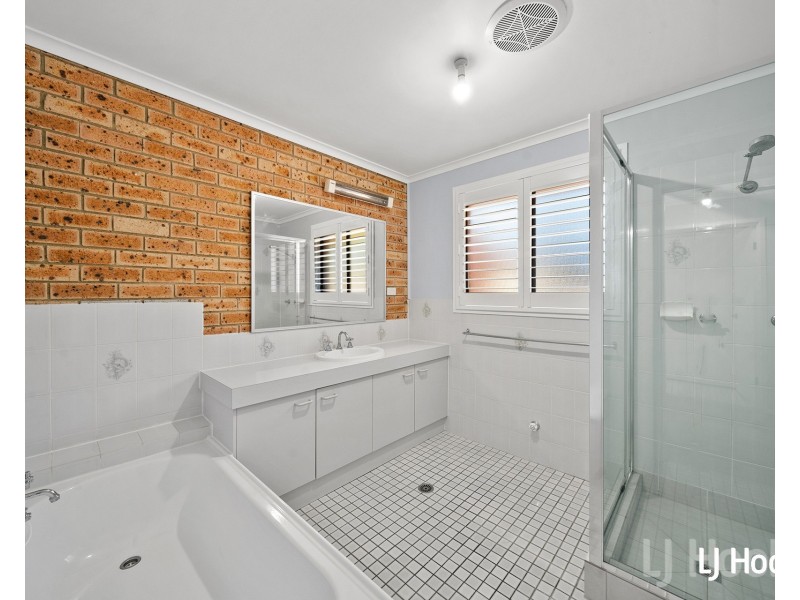 2/12 Lazarus Crescent, Queanbeyan NSW 2620