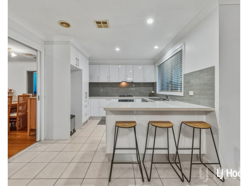 69 Crest Park Parade, Queanbeyan West NSW 2620