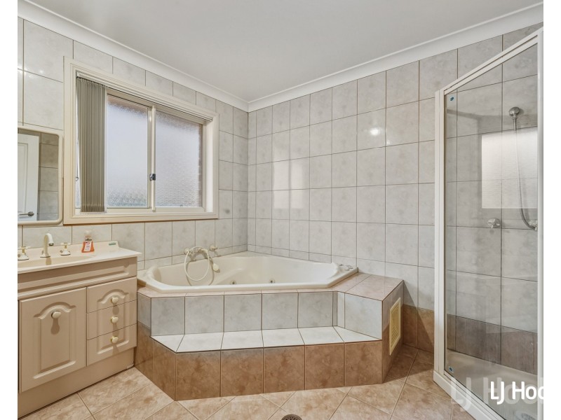 69 Crest Park Parade, Queanbeyan West NSW 2620