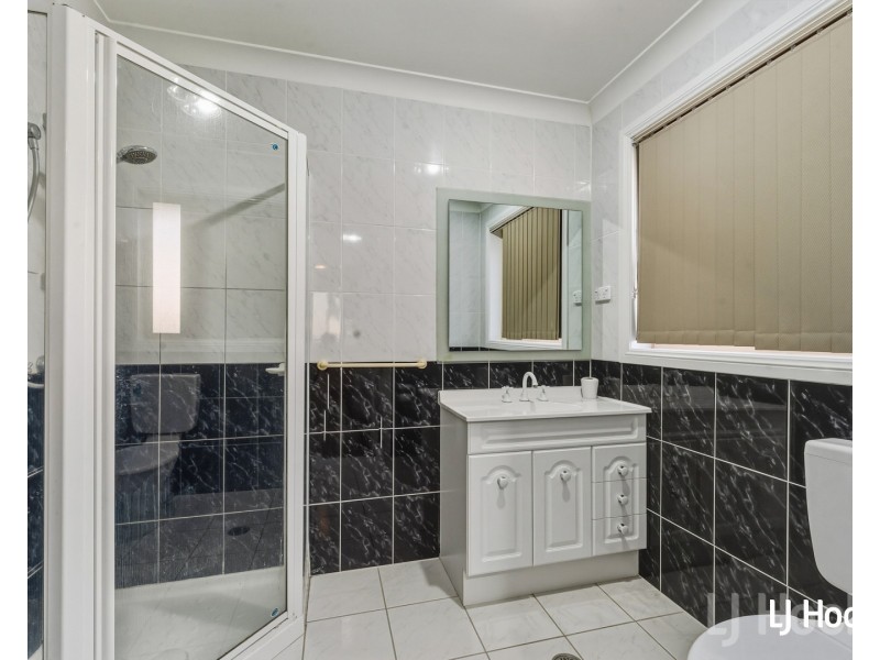 69 Crest Park Parade, Queanbeyan West NSW 2620
