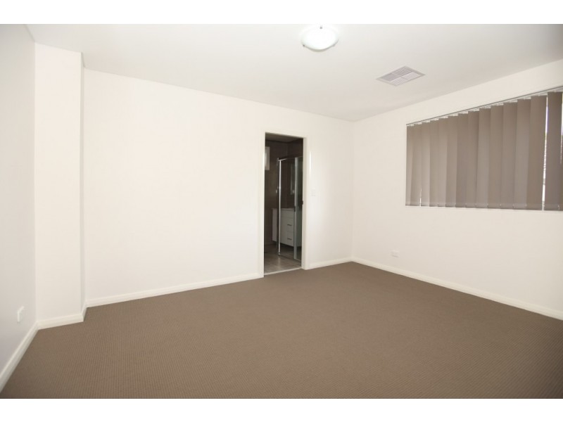 913 Henry Lawson Drive, Picnic Point NSW 2213