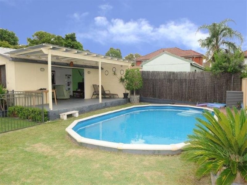 35 Hodgkinson Crescent, Panania NSW 2213