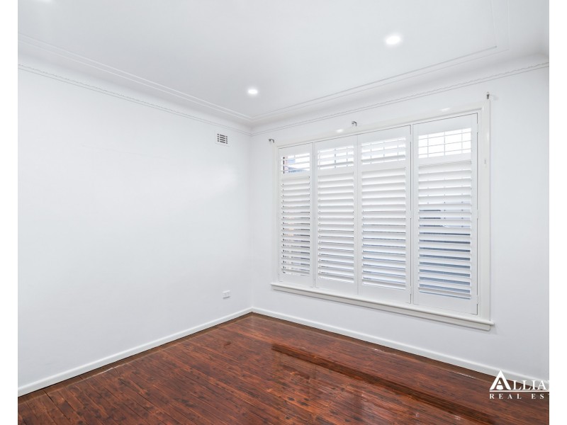 16 Carinya Road, Picnic Point NSW 2213