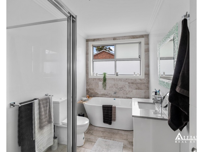1a Drysdale Avenue, Picnic Point NSW 2213