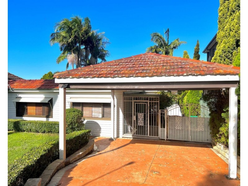 85 Burns Road, Picnic Point NSW 2213
