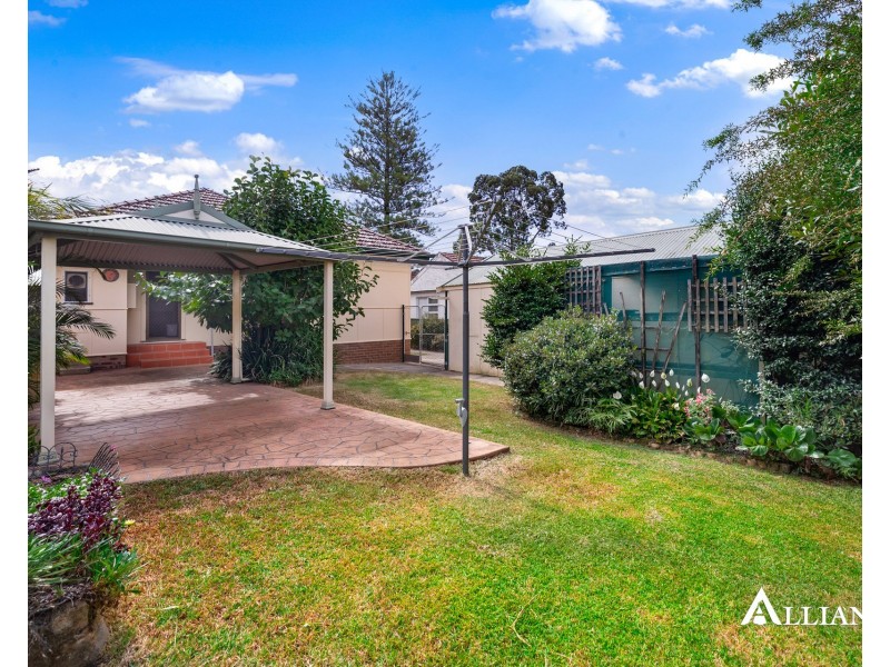 33 Kennedy Street, Picnic Point NSW 2213