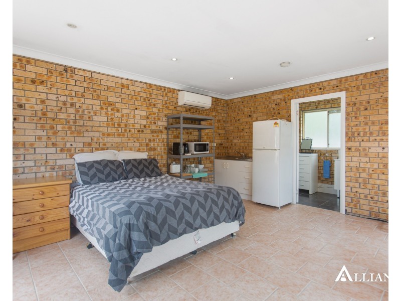 17 Graham Place, Picnic Point NSW 2213