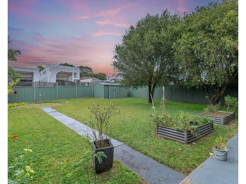 16 Thomas Street, Picnic Point NSW 2213
