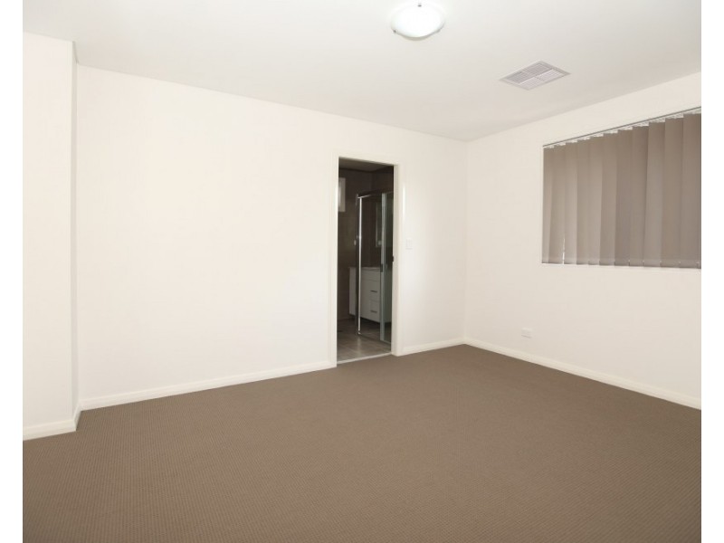 913 Henry Lawson Drive, Picnic Point NSW 2213