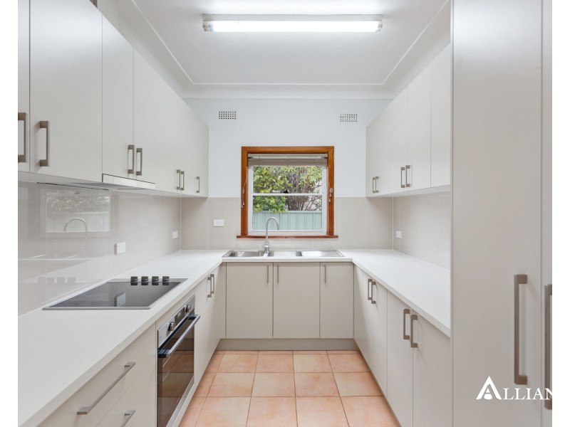 5 Colleen Avenue, Picnic Point NSW 2213