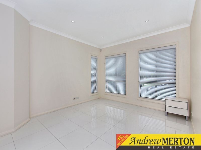 33 Holland Avenue St, Ropes Crossing NSW 2760