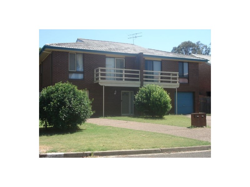 1/8 Button Close, Singleton NSW 2330