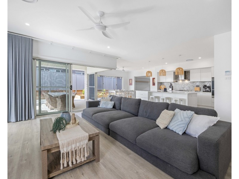 12 Wells Avenue, Thrumster NSW 2444