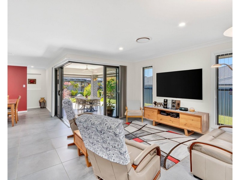 15 Scott Street, Thrumster NSW 2444