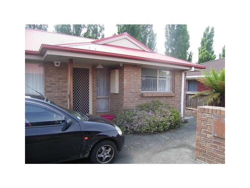 2/4 Roger Retreat, Newnham TAS 7248