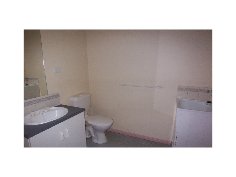 2/4 Roger Retreat, Newnham TAS 7248