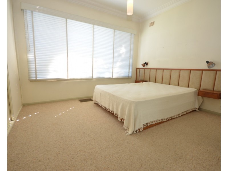 33 Binalong Road, Pendle Hill NSW 2145