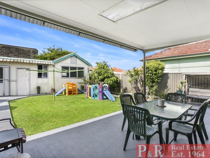 8 Flora Street, Roselands NSW 2196