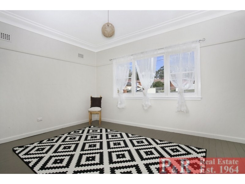 11 Penshurst Road, Roselands NSW 2196