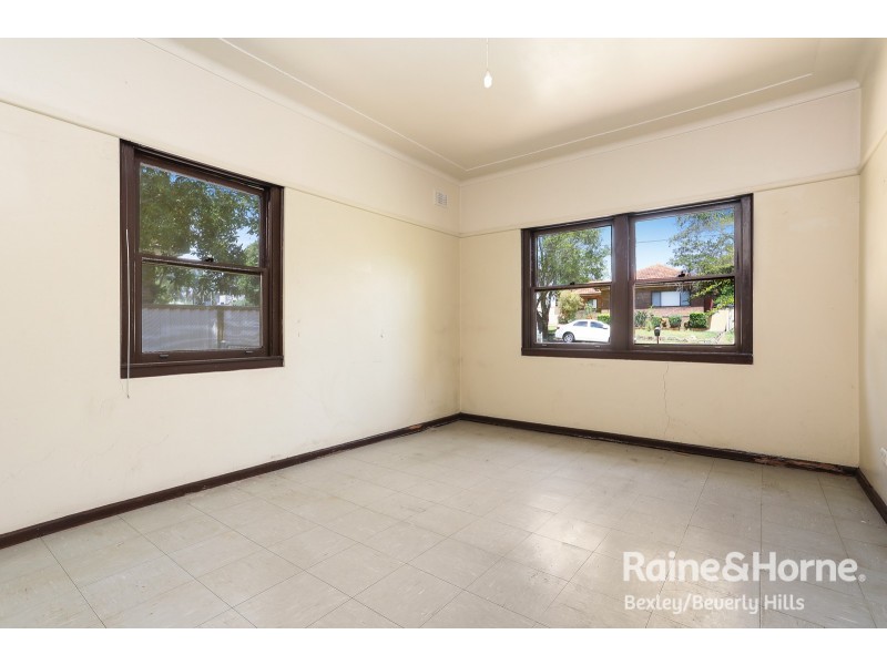 11 Kiewarra Street, Kingsgrove NSW 2208