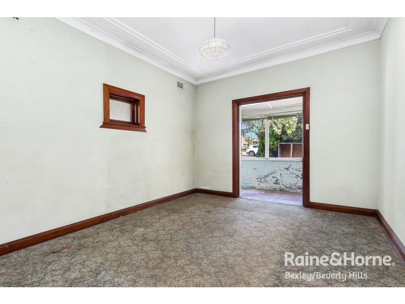 11 Cooloongatta Rd, Beverly Hills NSW 2209