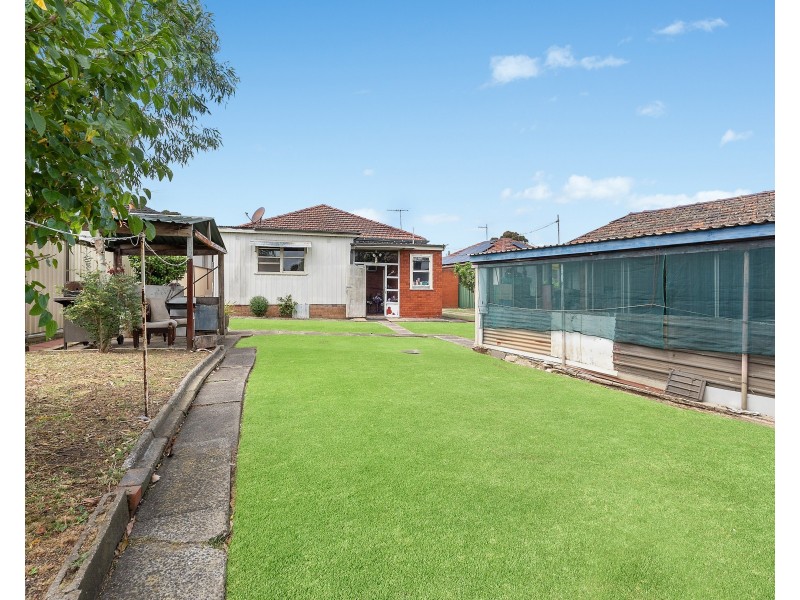 85 Canarys Road, Roselands NSW 2196
