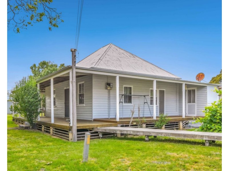 8493 Armidale Rd, Comara NSW 2440