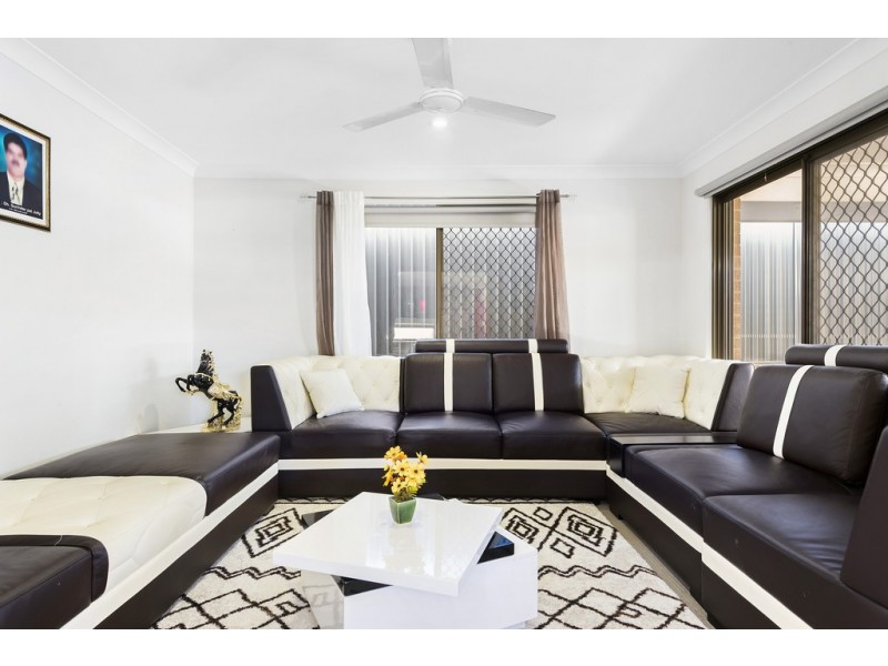 10 Glenmore Ridge Drive, Glenmore Park NSW 2745