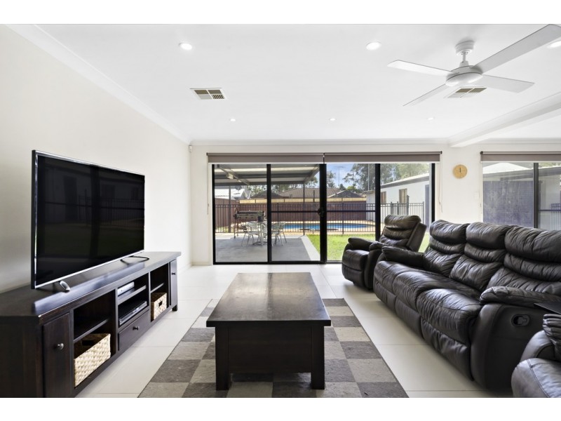 49 Madison Circuit, St Clair NSW 2759