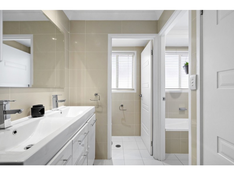 15 Paganini Cres, Claremont Meadows NSW 2747