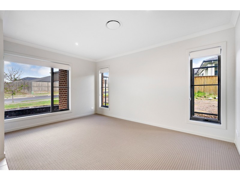 14 Shale Hill Drive, Glenmore Park NSW 2745