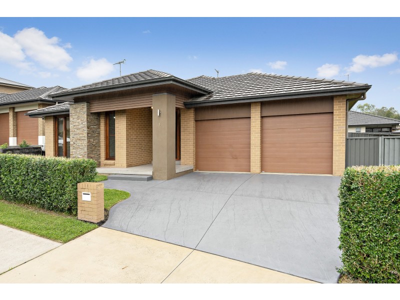 8 Domus Street, Glenmore Park NSW 2745