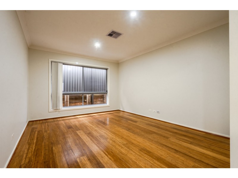 8 Domus Street, Glenmore Park NSW 2745