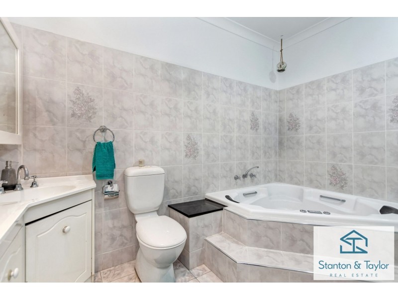 4 Lincoln Drive, Cambridge Park NSW 2747