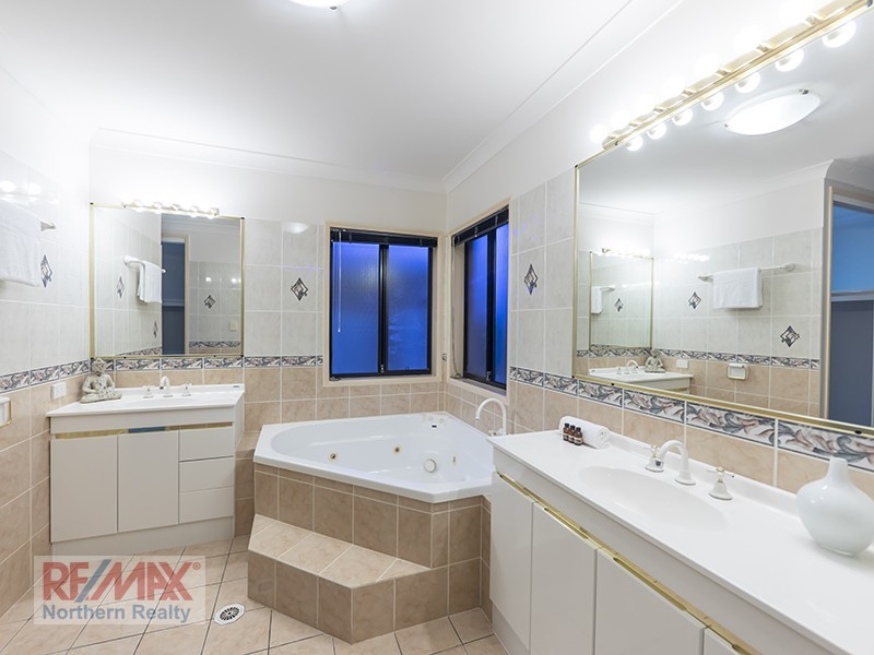 1 Holly Court, Albany Creek QLD 4035