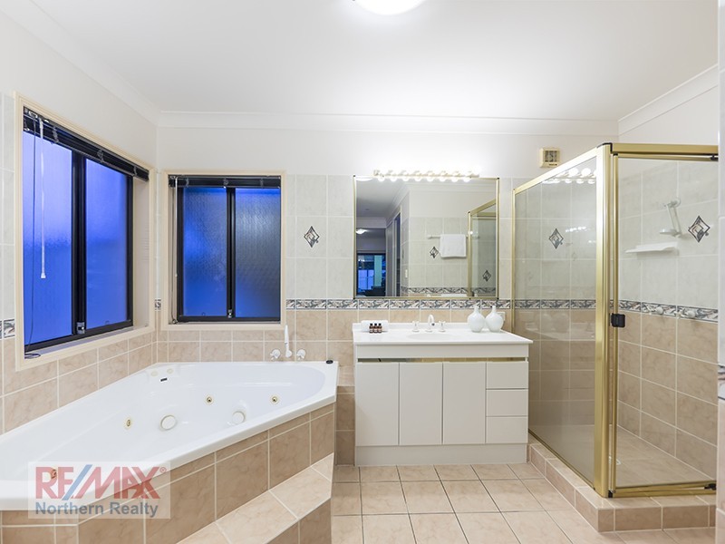 1 Holly Court, Albany Creek QLD 4035