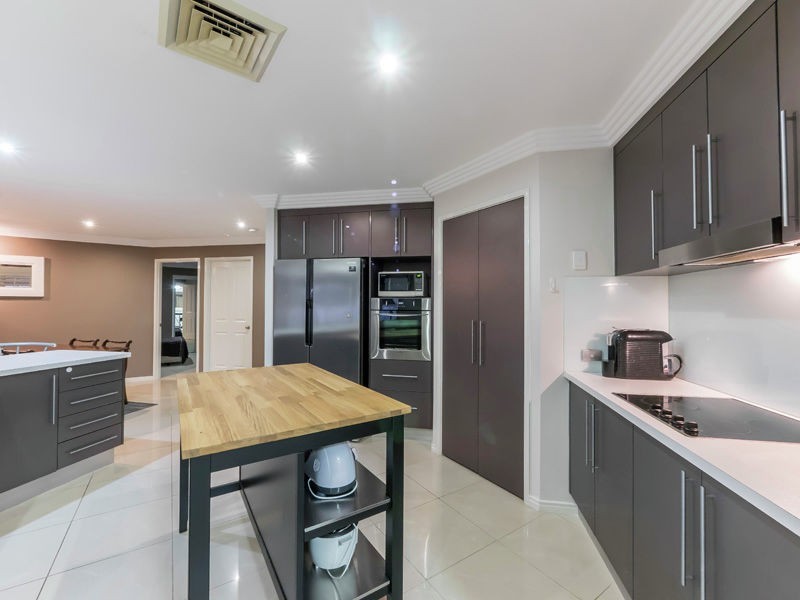 15 Corowa Court, Eatons Hill QLD 4037