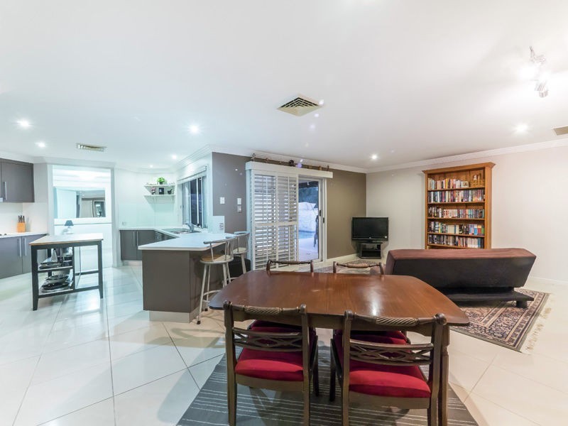 15 Corowa Court, Eatons Hill QLD 4037