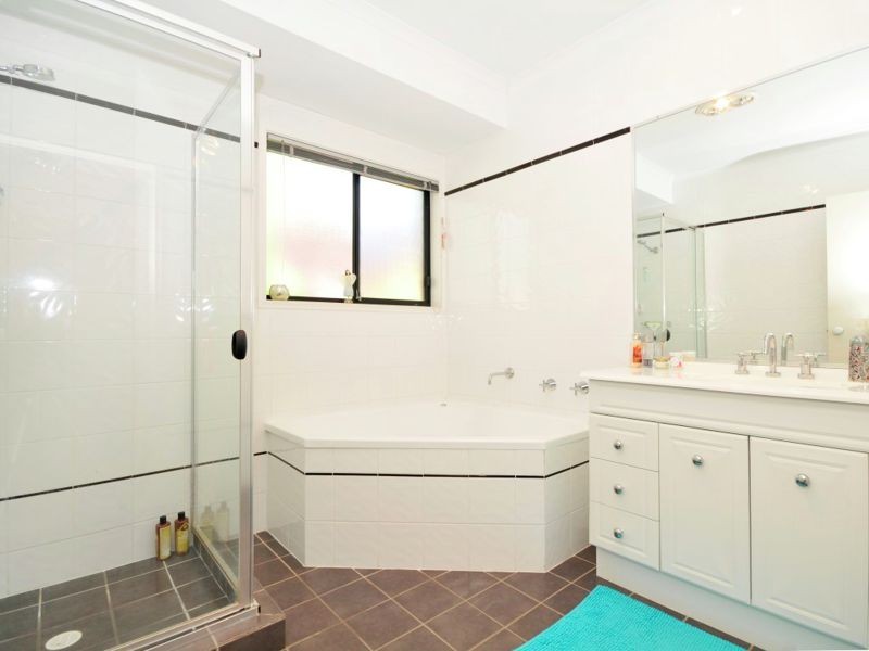 64 Hayward Ave, Cashmere QLD 4500