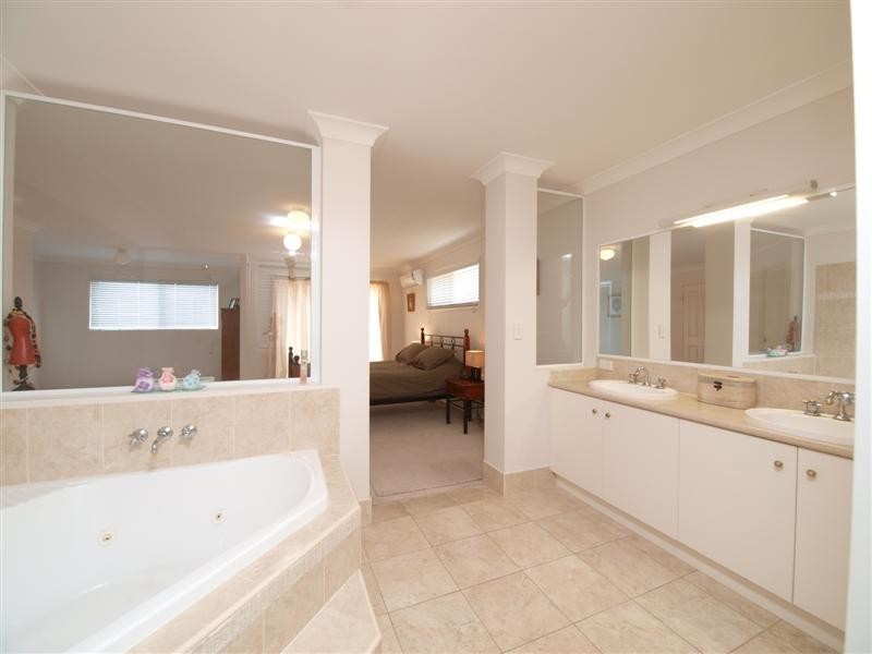 24 Silkyoak Way, Albany Creek QLD 4035