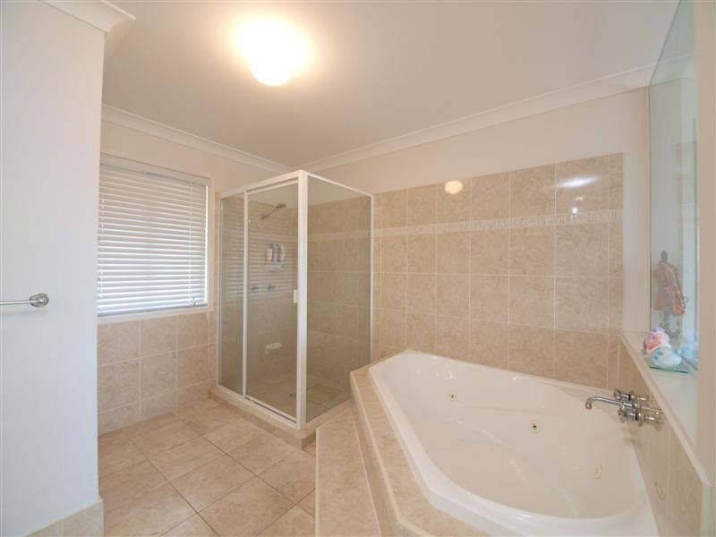 24 Silkyoak Way, Albany Creek QLD 4035