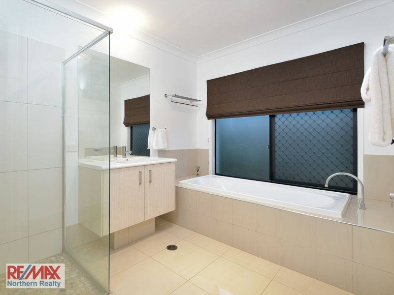 25 Crossing Drive, Eatons Hill QLD 4037