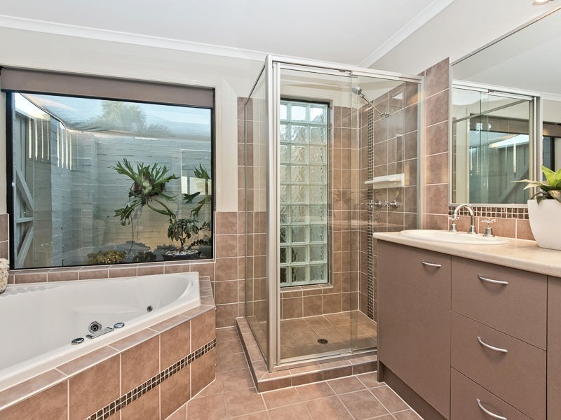 18 Alberic Court, Eatons Hill QLD 4037