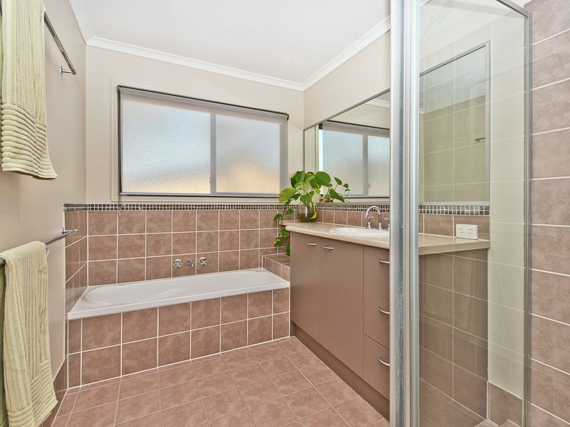 18 Alberic Court, Eatons Hill QLD 4037