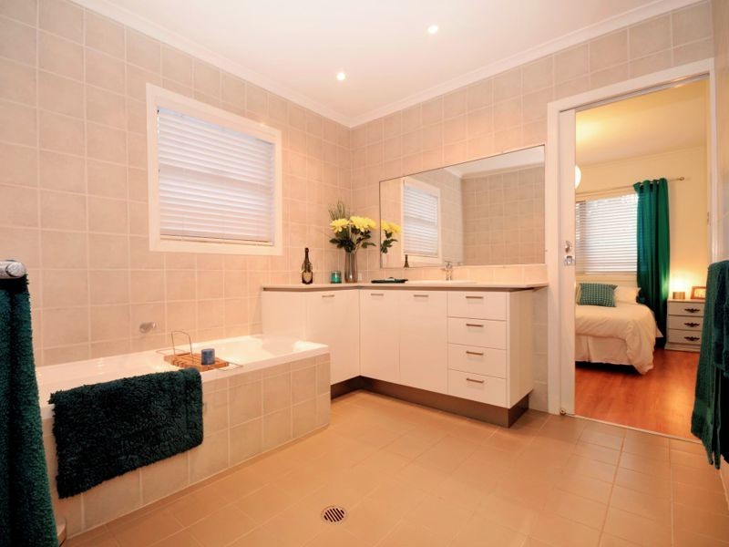 9 Foambark Court, Eatons Hill QLD 4037