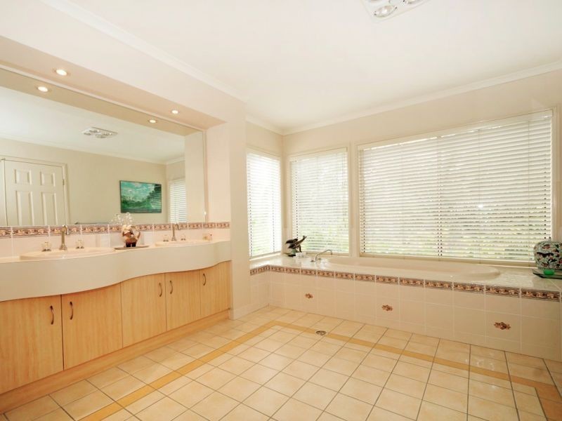 35 Snow Wood Drive, Eatons Hill QLD 4037