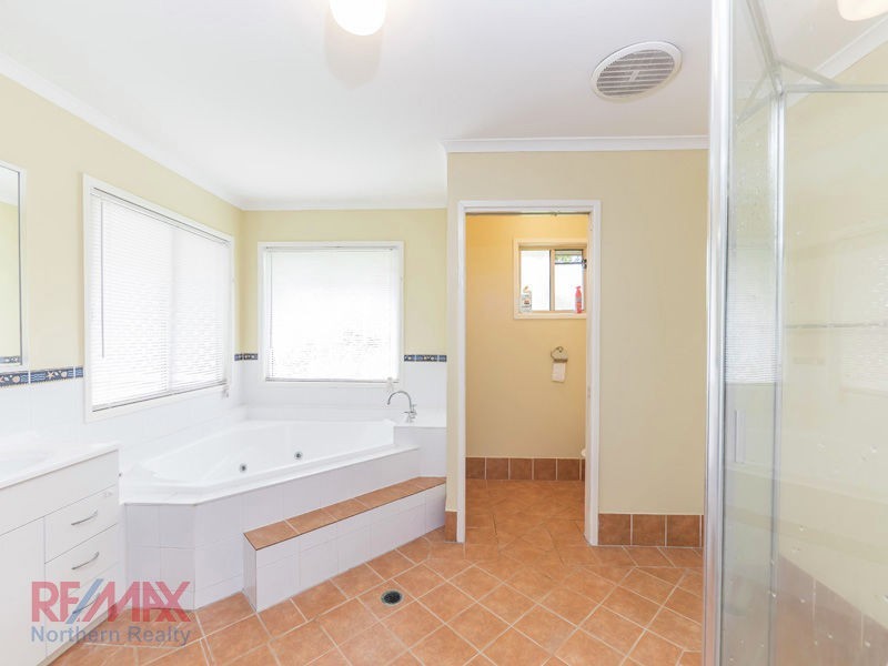 7 Drapers Road, Eatons Hill QLD 4037