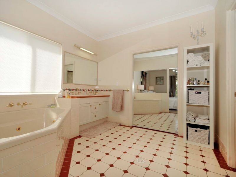 16 Talisman Court, Eatons Hill QLD 4037